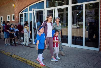 La familia sale tras el partido rumbo al restaurante.
