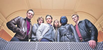 <b>Escuela de <i>muties</i> novatos: Michael Fassbender (Magneto), Caleb Landry Jones (Banshee), James McAvoy (profesor Xavier), Rose Byrne (Moira MacTaggert), January Jones (Reina Blanca) y Lucas Till (Havok).</b>