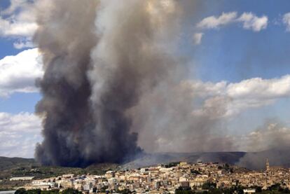 Las llamas y el humo llegan a las inmediaciones de Bocairent, en uno de los dos incendios que sufrió ayer La Vall d'Albaida.