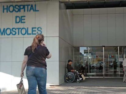 Puerta de entrada al hospital de Móstoles.