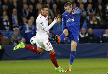 El jugador del Leicester, Jamie Vardy, dispara a puerta ante la oposición del jugador del Sevilla, Sergio Escudero.