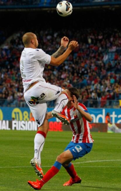 Filipe Luis recibe un fuerte rodillazo de Hutton.