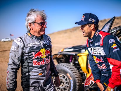 El piloto español Carlos Sainz junto al brasileño Lucas Moraes, antes del comienzo de la tercera etapa del Dakar.