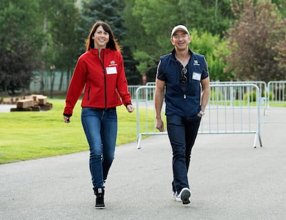 Jeff Bezos, fundador de Amazon, y su entonces socia y esposa Mackenzie Scott, en una imagen de 2013.