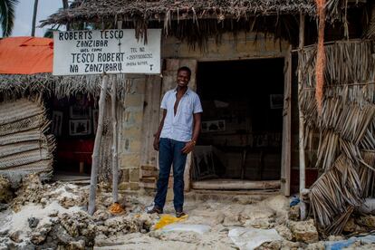 Saturnino tiene 35 años y es de Arusha, una ciudad a los pies del monte Kilimanjaro. Ha preferido la isla al continente porque el trabajo es "un poco mejor", asevera. Dependiente en una tienda de recuerdos para turistas en la playa de Uroa, no tiene sueldo fijo. "Gano el 20% de lo que vendo", cuenta. Vive en la tienda para no pagar un alquiler y trabaja desde las seis de la mañana hasta las ocho de la tarde.