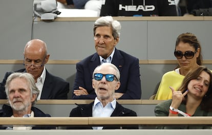 El ex secretario de Estado de Estados Unidos John Kerry (en el centro) sigue el partido desde la grada.