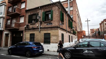 Esa casita de ladrillo que hace esquina es la última del primer barrio obrero de Madrid. Está en la calle Grandeza Española, 87, en Alto de Extremadura.