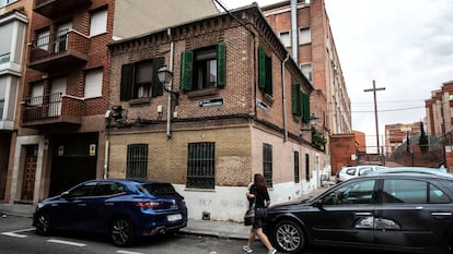 Esa casita de ladrillo que hace esquina es la última del primer barrio obrero de Madrid. Está en la calle Grandeza Española, 87, en Alto de Extremadura.