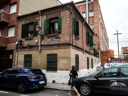 Esa casita de ladrillo que hace esquina es la última del primer barrio obrero de Madrid. Está en la calle Grandeza Española, 87, en Alto de Extremadura.