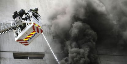 Bomberos intentan apagar el fuego en una nave de Frigoríficos Berbés en desuso ubicada en la avenida Beiramar de Vigo.