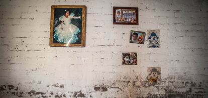 Una foto de la primera comunión de Carolina Hernández Sánchez, todavía cuelga de una pared de su habitación