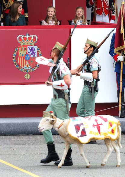 Doña Letizia, y sus hijas, la Princesa de Asturias y la infanta Sofía, observan el paso de la mascota de la Legión, durante el desfile militar que han presidido hoy dentro de los actos de celebración del Día de la Fiesta Nacional.