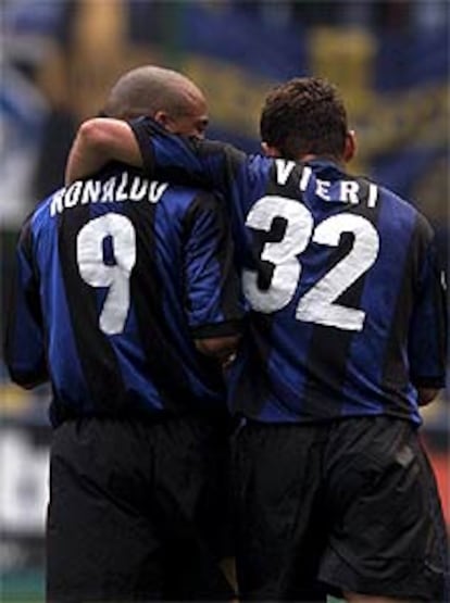 Ronaldo y Vieri se abrazan tras un gol del Inter.