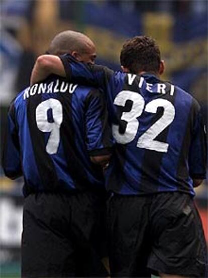 Ronaldo y Vieri se abrazan tras un gol del Inter.