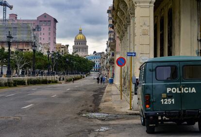 Un vehículo policial en el paseo del Prado de La Habana. Las calles han amanecido vacías después de que las autoridades prohibieran la marcha de este lunes.