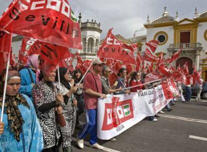 Detalle de la cabeza de la manifestación que ha tenido lugar hoy en Sevilla para defender los derechos de los trabajadores del campo