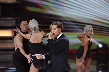 David Bisbal durante su homenaje a Raphael con 'Mi gran noche'.