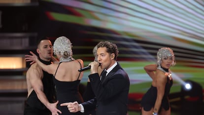 David Bisbal durante su homenaje a Raphael con 'Mi gran noche'.