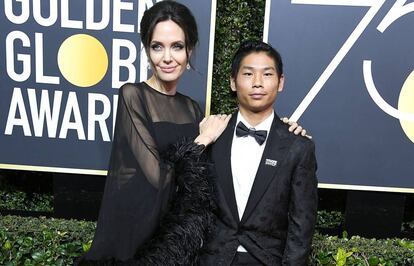 Angelina Jolie y su hijo Pax Thien a la llegada a los Globos de Oro 2018.