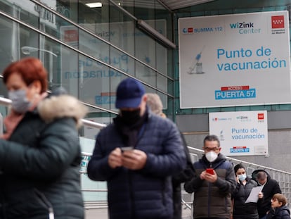 Vista de la cola de vacunación en el WiZink Center en Madrid este lunes.