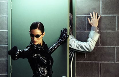La actriz Carrie-Anne Moss, en un fotograma de la película<i> The matrix reloaded.</i>