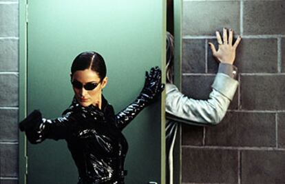 La actriz Carrie-Anne Moss, en un fotograma de la película<i> The matrix reloaded.</i>