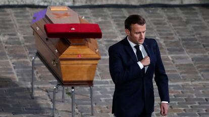 Emmanuel Macron ante el ataúd de Samuel Paty, el profesor decapitado el 16 de octubre por un terrorista islamista.