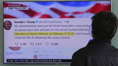 Un hombre mira en Seul una noticia sobre las declaraciones en Twitter de Donald Trump.