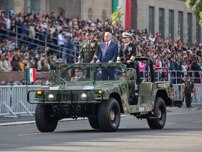 El presidente López Obrador, acompañado por el secretario de la Defensa Nacional, Luis Cresencio Sandoval y el secretario de Marina, José Rafael Ojeda Durán,  durante el desfile por el aniversario de la independencia de México el 16 de septiembre.