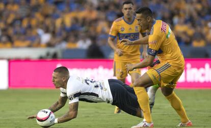 Castillo es derribado por Juninho.