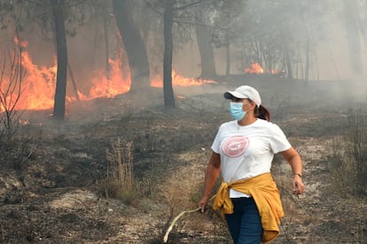 Una voluntaria apaga las llamas en la localidad portuguesa de Santiago de Cassurraes, este miércoles. 