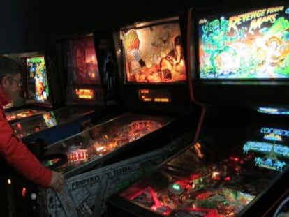 Máquinas de juego en la exposición 'Del Tilt al byte', en el MuVIM.