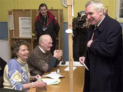 El primer ministro irlandés, Bertie Ahern, deposita su voto en un colegio de Dublín.