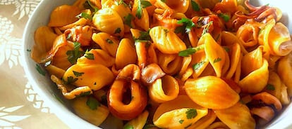 Pasta corta con salsa de calamares, deliciosa y rapidísima