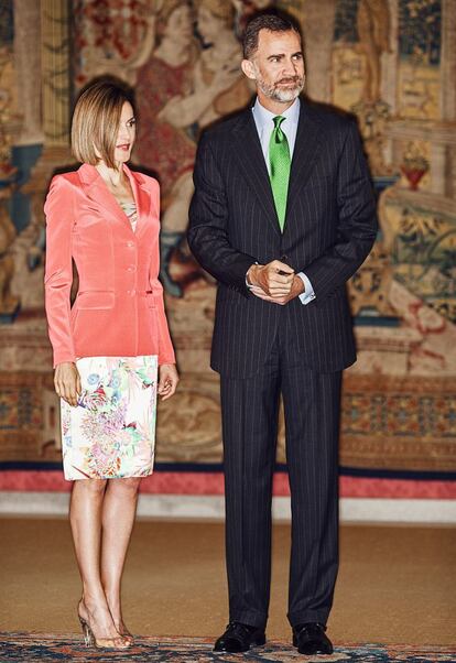 La reina Letizia y el rey Felipe, en el acto que conmemoró el bicentenario de la fundación de la Diputación de la Grandeza de España. Tuvo lugar el pasado 16 de junio de 2015 en el palacio real de El Pardo (Madrid).