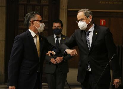 El presidente de la Generalitat, Quim Torra (d), saluda al nuevo consejero de Empresa, Ramon Tremosa (i), tras asumir el cargo.