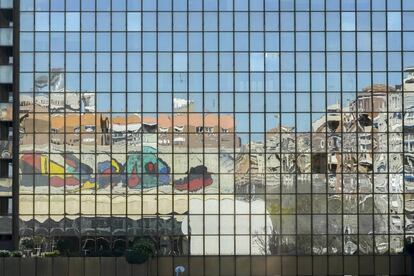 Mural de Miró de la fachada del Palacio de Congresos reflejado en un edificio de Azca