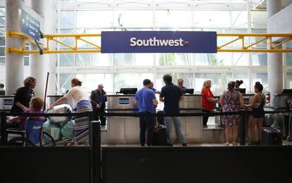 Pasajeros realizan el check in en el aeropuerto Fort Lauderdale-Hollywood International.