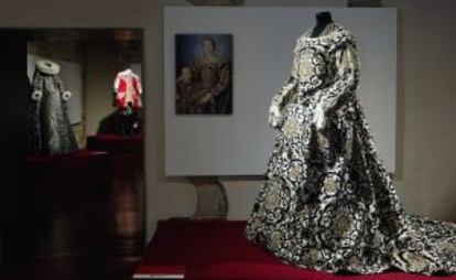 Tres de los trajes de la exposición.