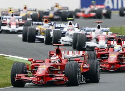 Los Ferrari de Raikkonen y Massa encabezan la carrera tras la salida. Alonso es quinto, detrás de Trulli y Kubica.