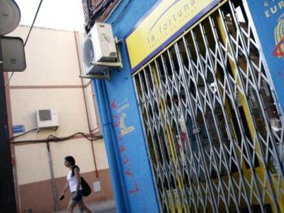 Acceso cerrado a la agencia La Fortuna, en el barrio de Leganés de igual nombre.