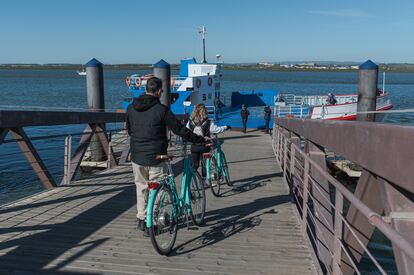 El estero de Canela, en Ayamonte, y al fondo, el Guadiana. Todo perteneciente al paraje natural de las Marismas de Isla Cristina.