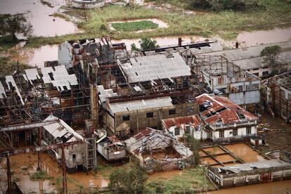 O Idai tocou a terra em Beira na quinta-feira passada e continuou avançando na sexta-feira para o interior em direção à parte ocidental do Zimbábue, onde também causou inúmeros danos e centenas de mortes. Na imagem, fábrica inundada em Buzi (Moçambique), em 20 de março de 2019.