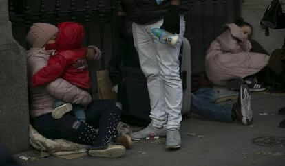 Un grupo de solicitantes de asilo aguarda frente al Samur Social, en Madrid, un plaza de acogida ante el colapso de la red nacional.