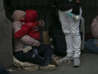 Un grupo de solicitantes de asilo aguarda frente al Samur Social, en Madrid, un plaza de acogida ante el colapso de la red nacional.