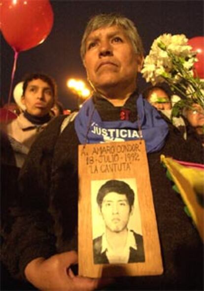 La madre de una de las víctimas, durante la vigilia celebrada ayer en Lima a la espera de la publicación del informe de la comisión.