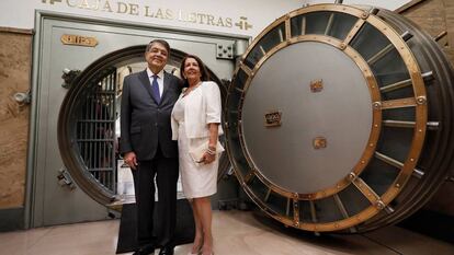 ergio Ramírez, junto a su esposa la socióloga Gertrudis Guerrero, tras depositar su legado en la Caja de las Letras del Instituto Cervantes.