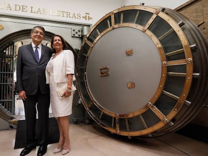 ergio Ramírez, junto a su esposa la socióloga Gertrudis Guerrero, tras depositar su legado en la Caja de las Letras del Instituto Cervantes.