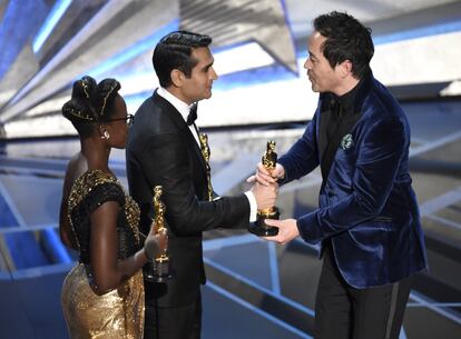 Lupita Nyong'o y Kumail Nanjiani entregan el Oscar a mejor diseño de producción por el film 'La forma del agua'.