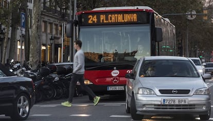 Un autobús por el centro de Barcelona.